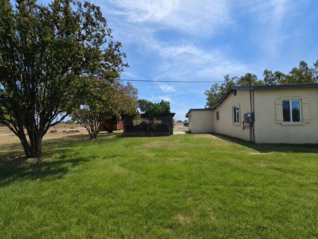Building Photo - 10990 Twin Cities Rd