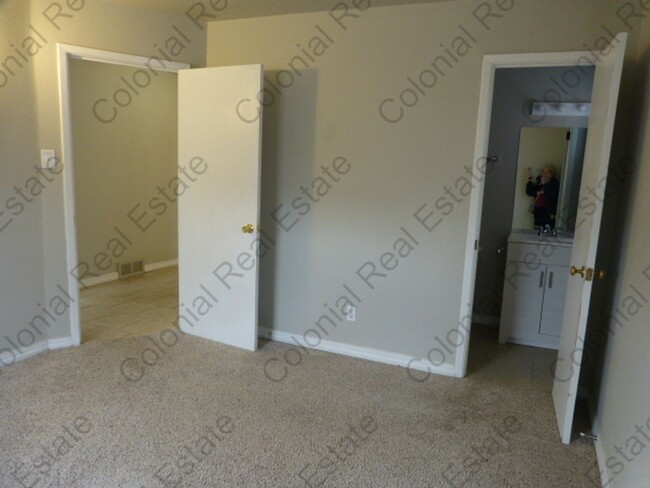 Building Photo - Spacious and updated 3 bedroom 2 bathroom ...