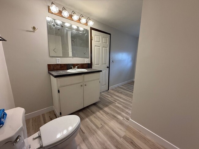 Building Photo - **Move in Ready** 3 bedroom close to downtown!