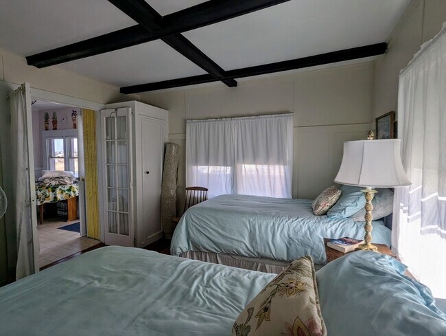 Building Photo - 12 Cove Rd