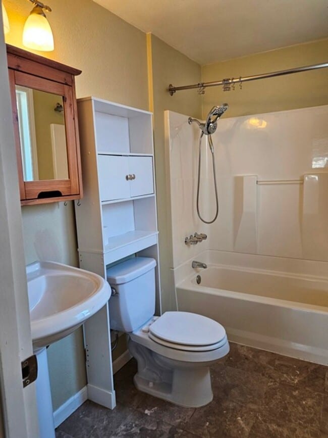 Building Photo - 3Bd/2Ba Single Story Home-For viewing!