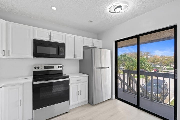 Building Photo - 350 E Club Cir