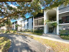 Building Photo - Beautiful 2 Bed / 2 Bath in Palm Club Vill...