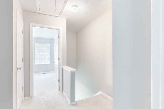 Building Photo - Two-Story Townhome Quiet Neighborhood w/ G...