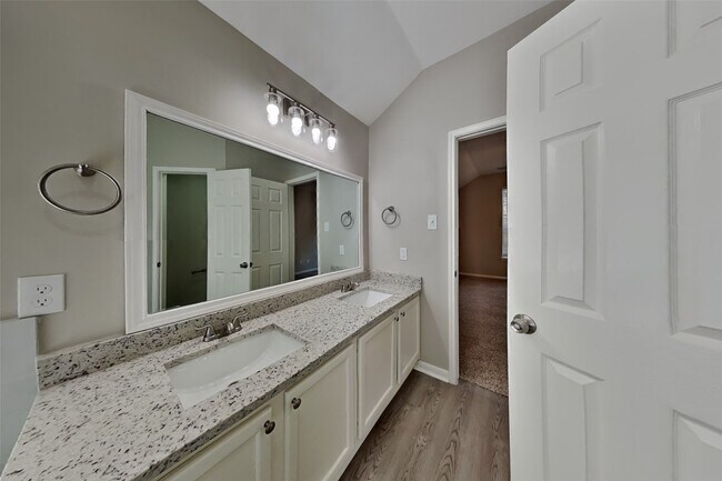 Building Photo - 4926 Linden Pl