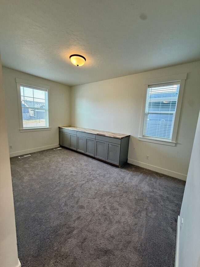 Building Photo - Welcome to this stunning newer home located in the vibrant city of Nampa, ID
