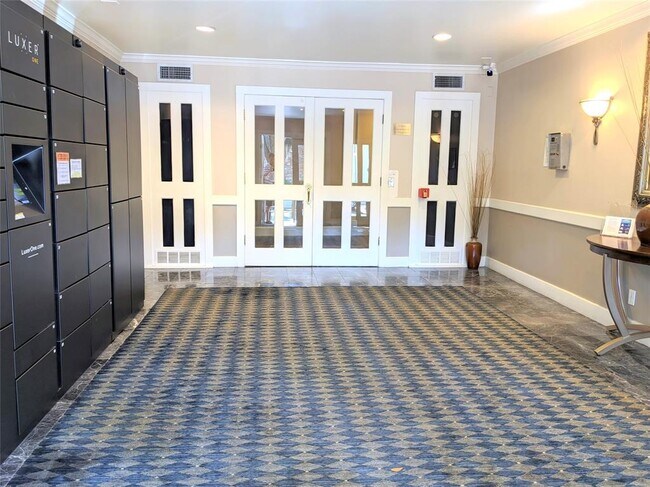 Building Photo - 361 N Post Oak Ln