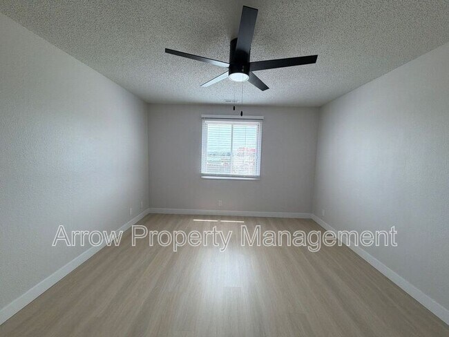 Building Photo - 515 W Saunders Ave