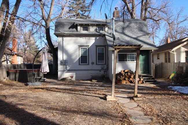 Building Photo - Adorable 3bdrm Downtown Bungalow