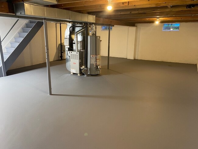 Building Photo - 2218 Midland Dr