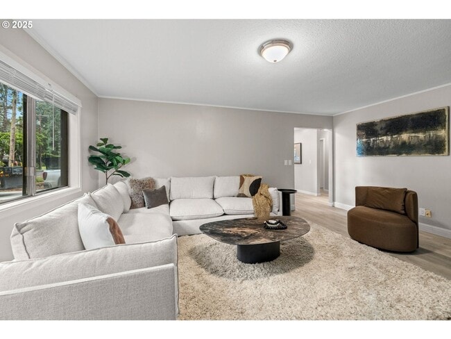 Building Photo - Updated renovations 3BD 2BA 1,050SQ FT in Lake Oswego