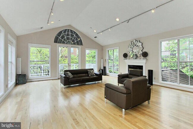 Building Photo - 1513 Lincoln Way