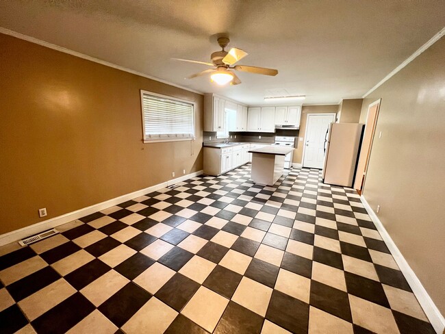 Building Photo - 107 Woodland Cir