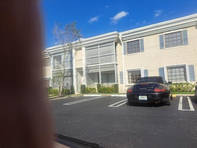 Building Photo - 110 Cypress Club Dr