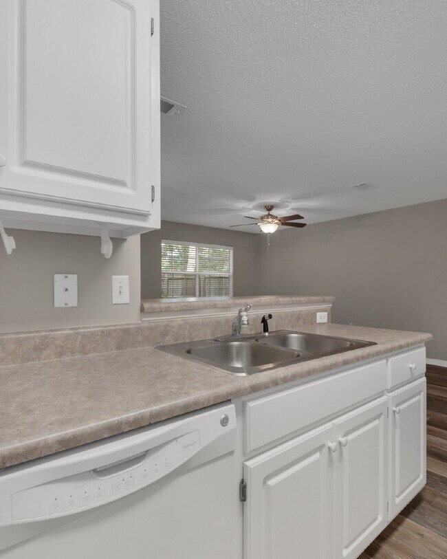 Building Photo - "Charming 2-Bed Townhouse Retreat with 2.5...