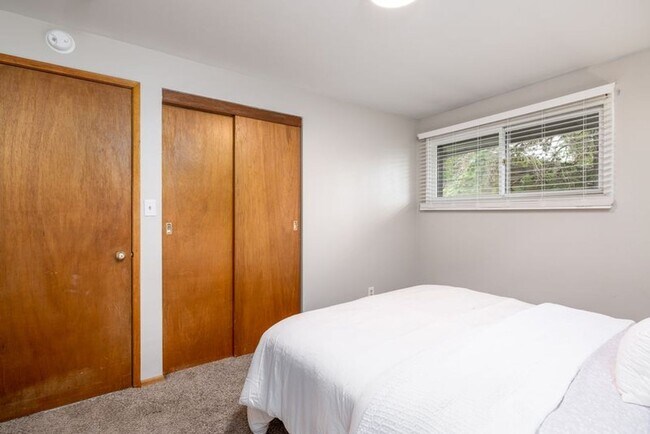 Building Photo - 3011 W Dalke Ave