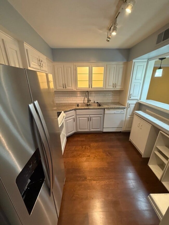 Building Photo - Fantastic Centrally Located Condo