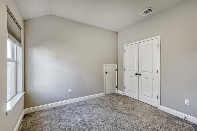 Building Photo - 14924 Iveans Way