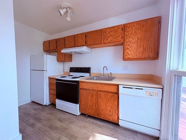 Building Photo - 517 W Maple Ave