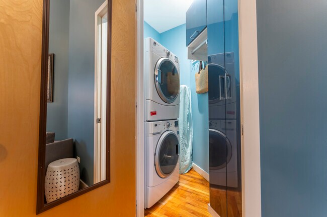 Building Photo - 2300 W Armitage Ave