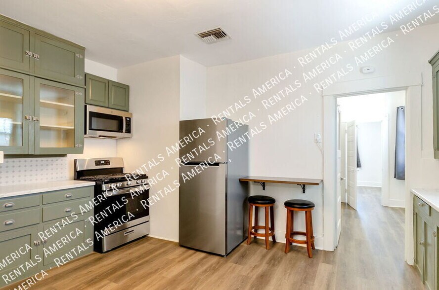 Building Photo - 826 E 6th St