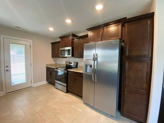Building Photo - $1650 Adorable 3 Bedroom 2 Bath Ranch Home...