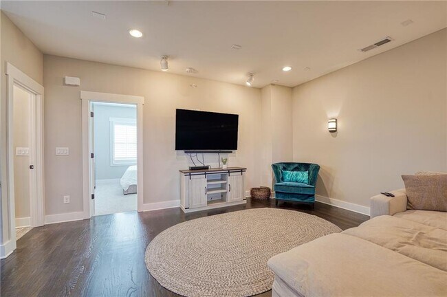 Building Photo - 984 Memorial Walk SE