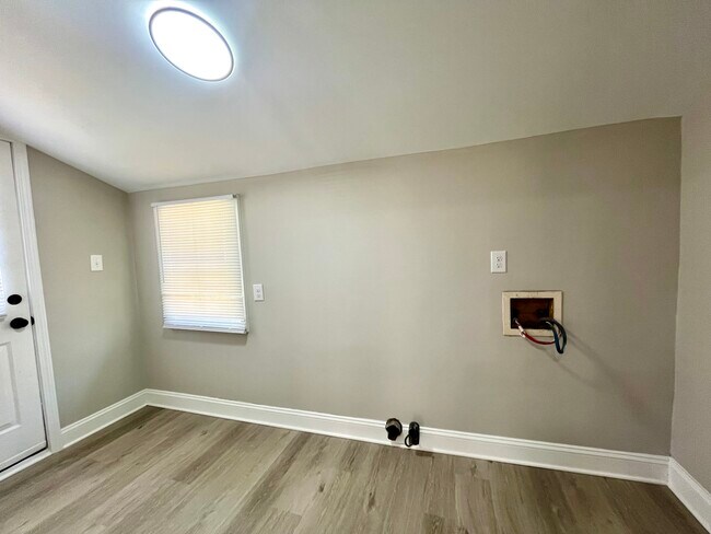 Building Photo - 812 Evening Shade Ln