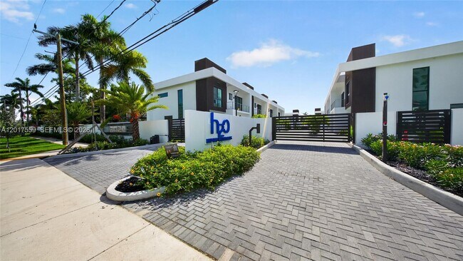 Building Photo - 4640 SW 32nd Ave