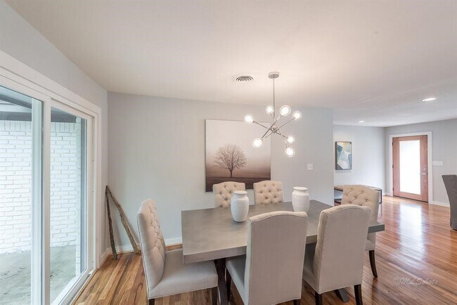 Building Photo - 10058 Larston St