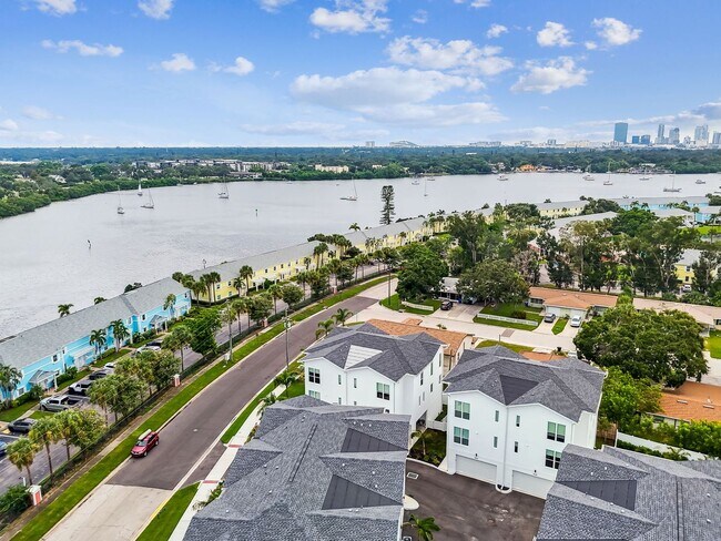 Building Photo - A charming coastal townhouse, just minutes from downtown St. Pete!