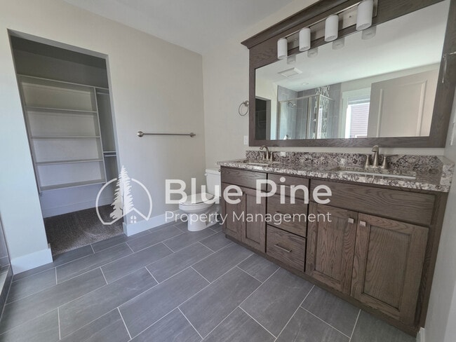 Building Photo - 4589 Blackstone Dr
