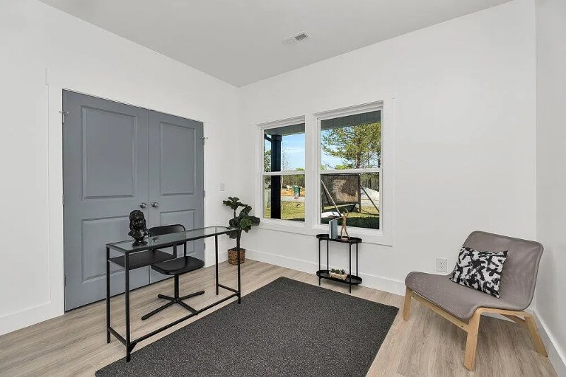 Building Photo - 206 Essex Dr