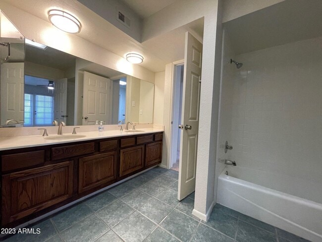 Building Photo - 2121 W Union Hills Dr