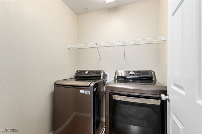 Building Photo - 945 Spiracle Ave