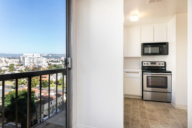 Building Photo - High Rise Condo 1bed 2 Full Bath