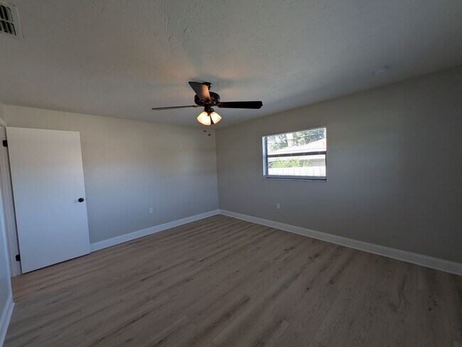 Building Photo - Gorgeous 3/2/2 Home, Great Location