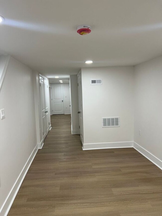 Building Photo - 3 bedrooms 2 bathrooms, 21218