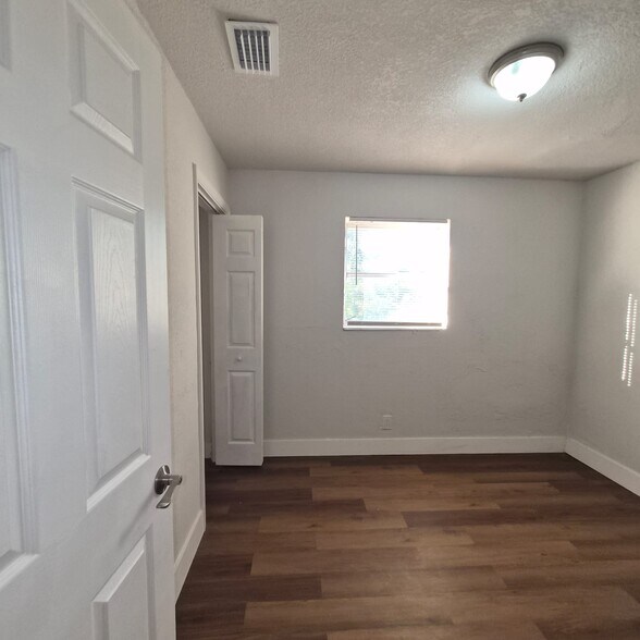 Building Photo - 5311 NE 10th Ave