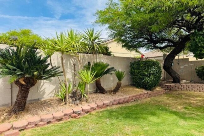 Building Photo - 7798 E Buteo Dr