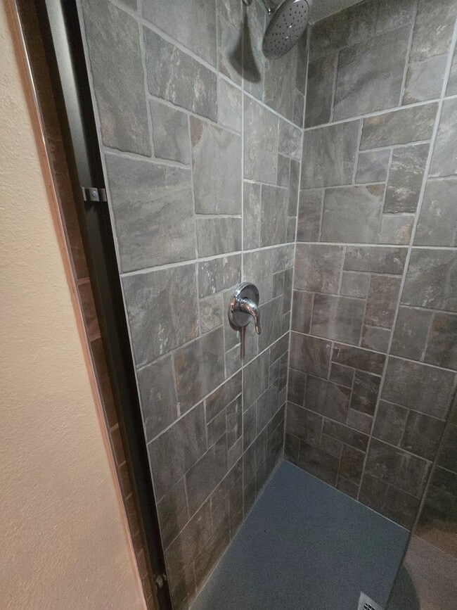 Building Photo - 229 Crestwood Ct