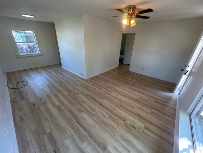 Building Photo - Discover the perfect home!