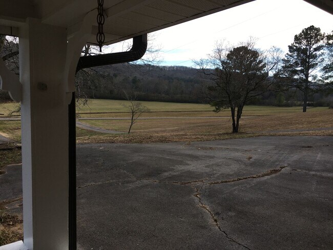 Building Photo - 3/1.5 Country House in Adairsville $1,595
