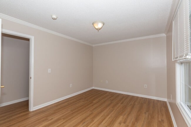 Building Photo - 3 bed/2 bath Single Family Home in Martins...
