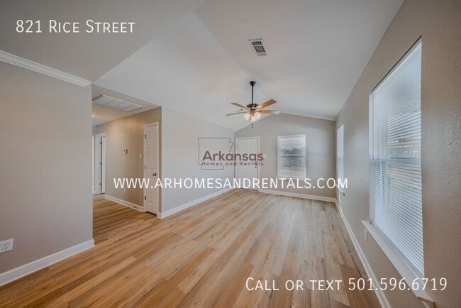 Building Photo - 821 Rice St