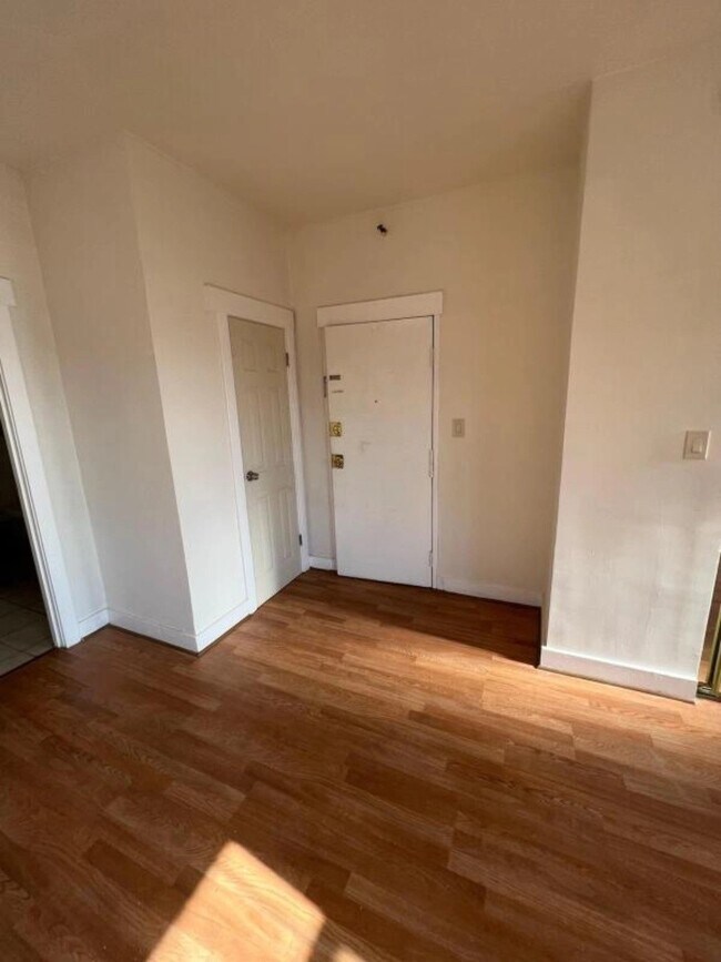 Interior Photo - 984 S. Oxford Avenue,