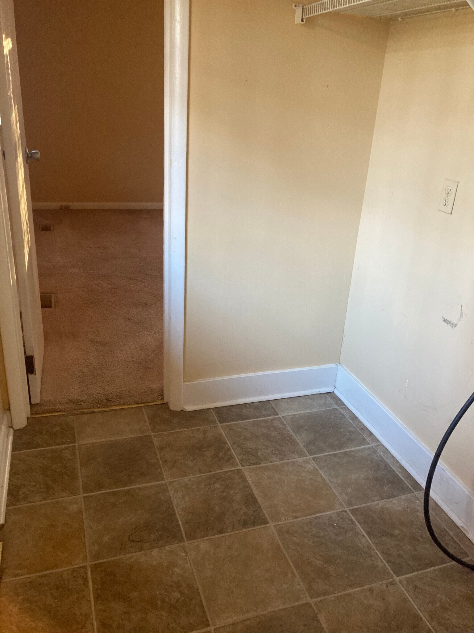 Laundry - 629 Forest Lake Dr N