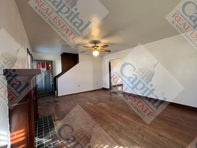 Building Photo - Charming 3 Bedroom