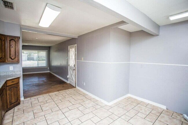 Building Photo - Charming 2/1 with Large Backyard!