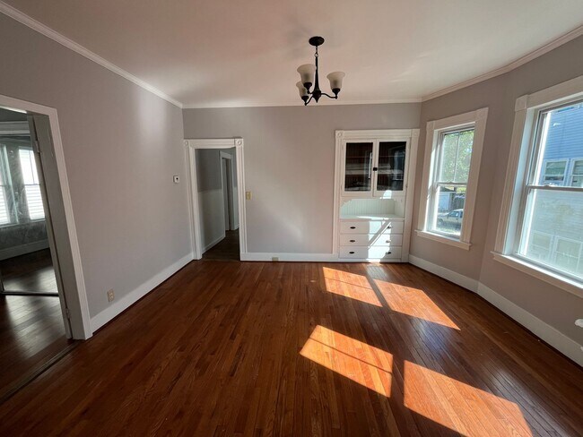 Building Photo - Large 3 bedroom 1 bathroom apartment North Andover